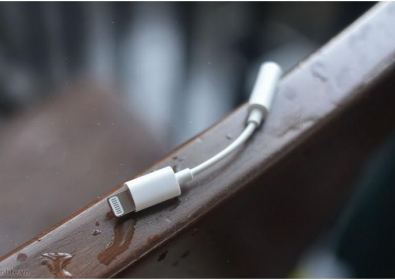 iPhone 7 без жак 3,5 мм: как работи адаптера Lightning